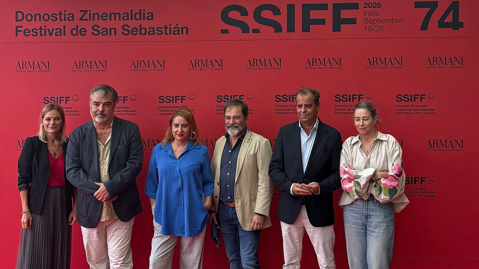 Juande Mellado e Isabel Cabrera posan junto al equipo del documental sobre Paco Rabal