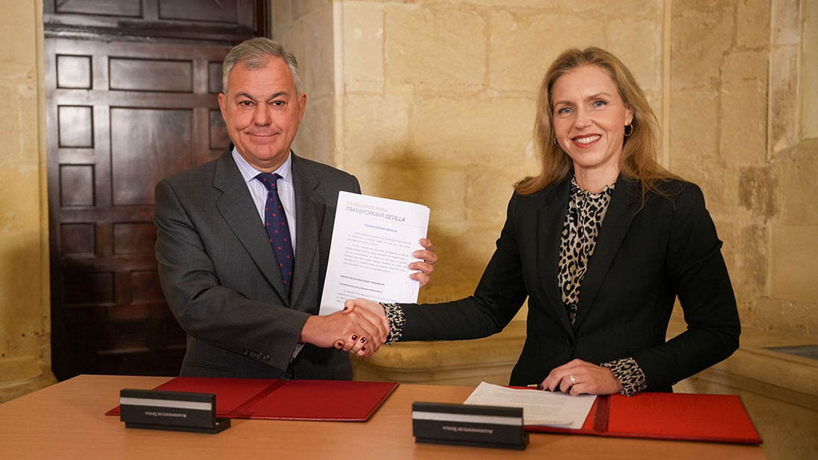 José Luis Sanz firma el pacto con Vox