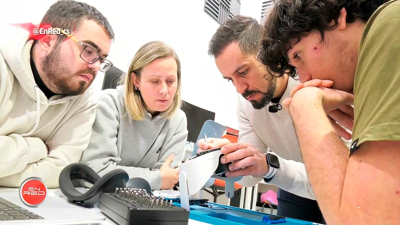 Un taller de reparación de smartphones y gafas de realidad virtual en la propia clase