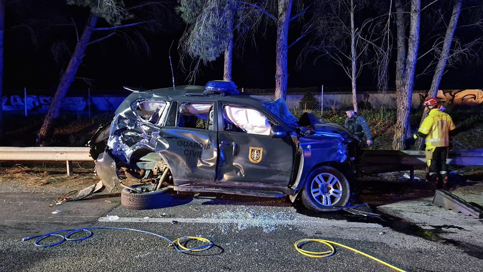 foto accidente autopista, coche guardia civil y operario