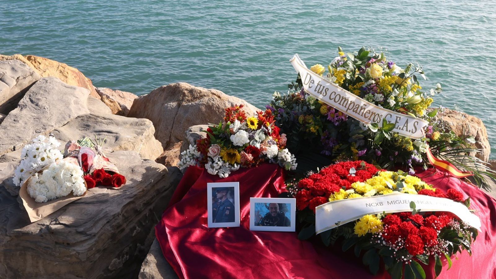 Flores para los guardias asesinados en Barbate