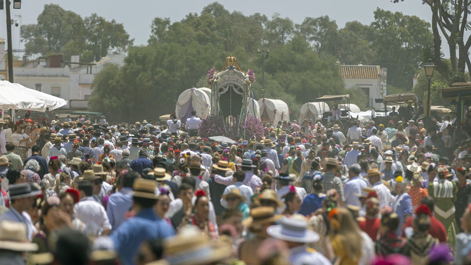 La Misa de Romeros, acto central de este domingo en la aldea de El Rocío