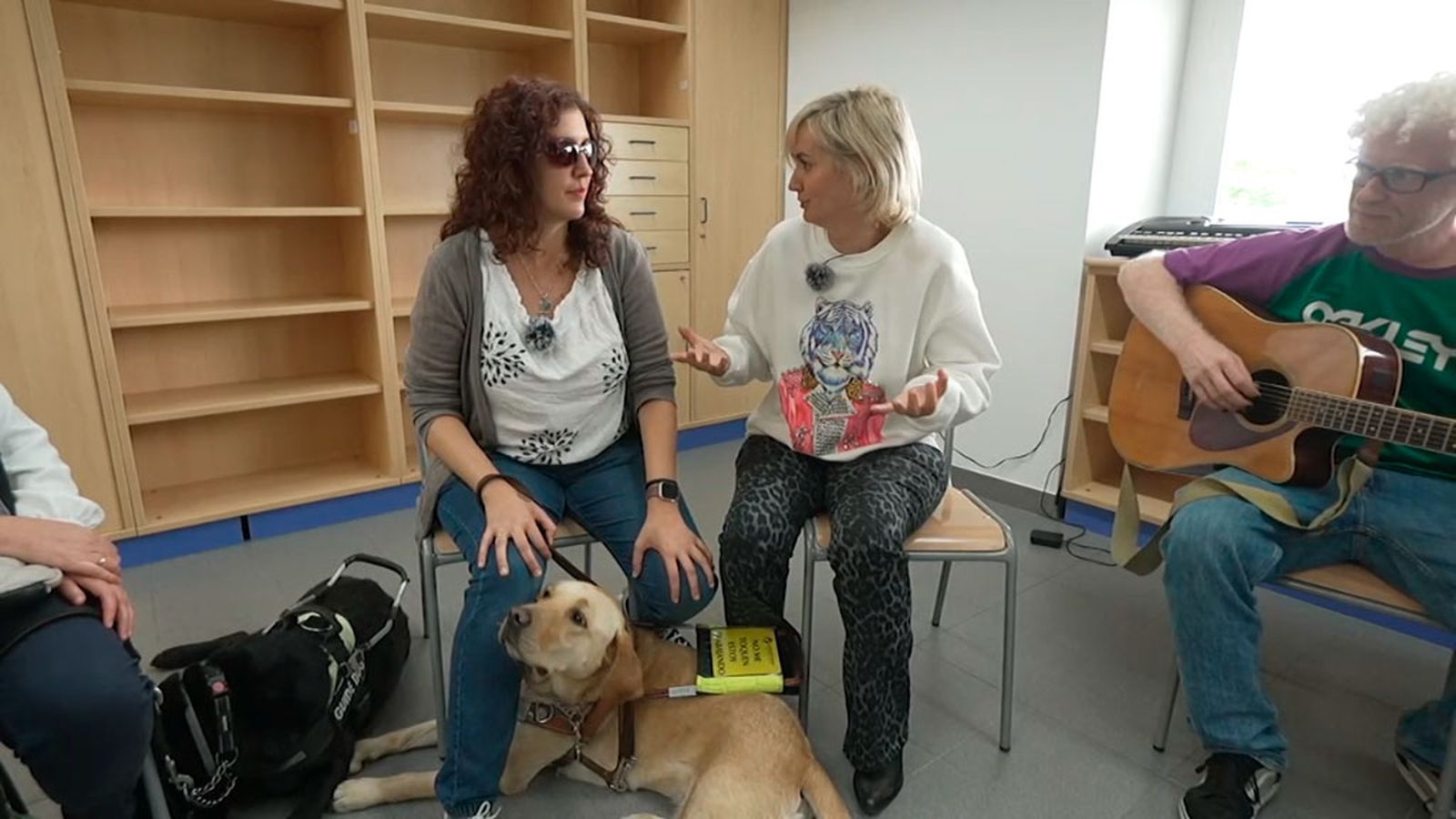 Sugar, un perro guía que comparte la afición por la música con Rosa, una chica con discapacidad visual