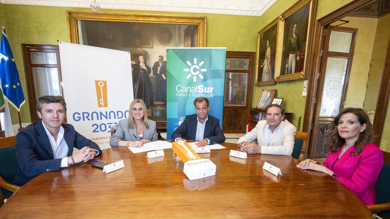 Jorge Saavedra, Marifrán Carazo, Juande Mellado, Juan Vargas y Carmen María González, durante la firma