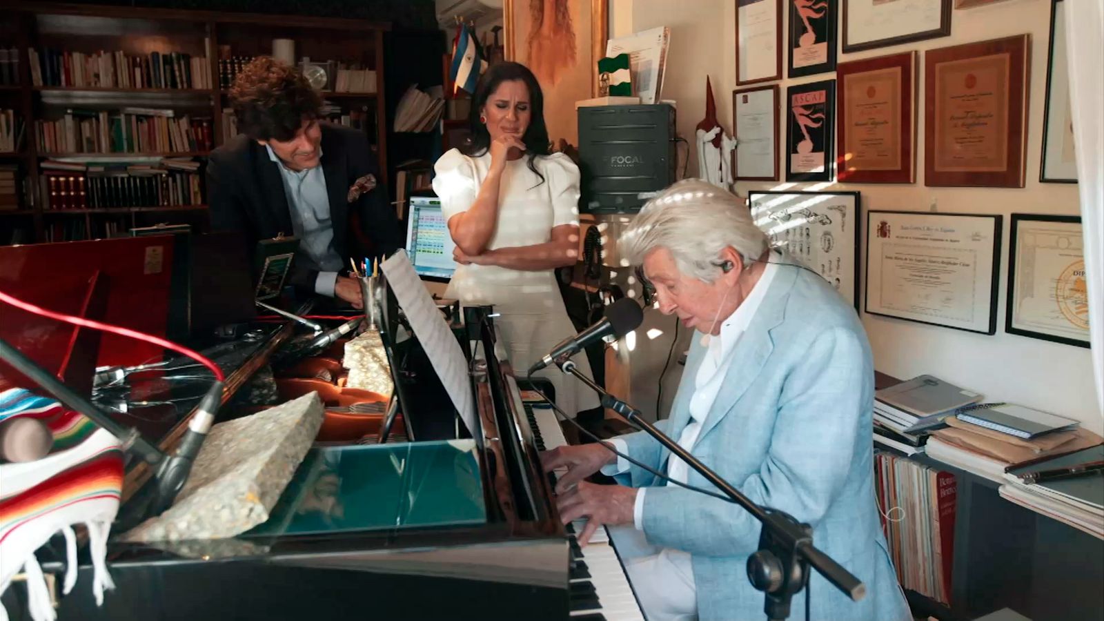 Emociones a flor de piel cuando Manuel Alejandro canta 'Procuro olvidarte'