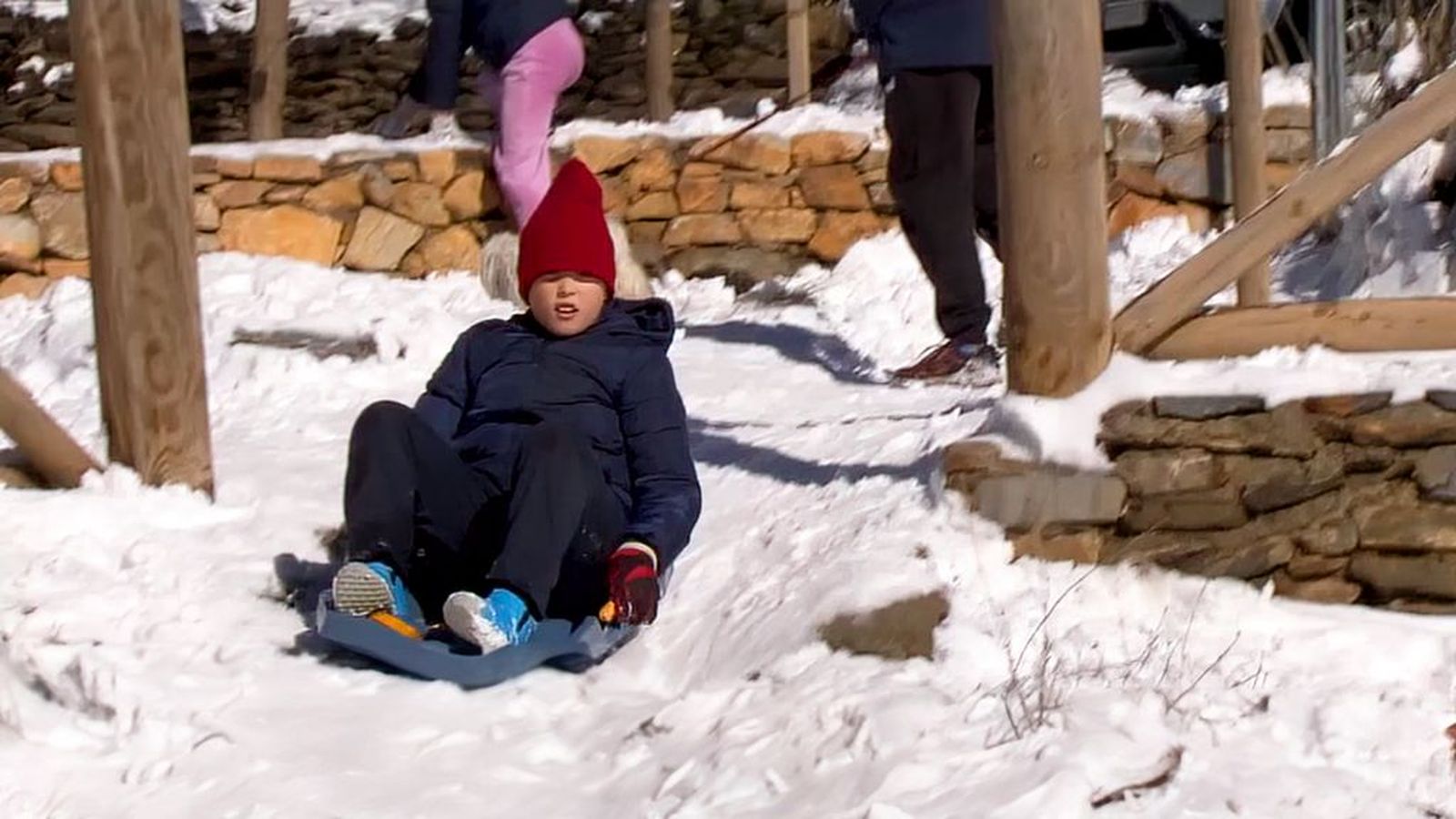 Manto blanco en la Sierra de los Filabres: familias disfrutan de la nieve en Almería