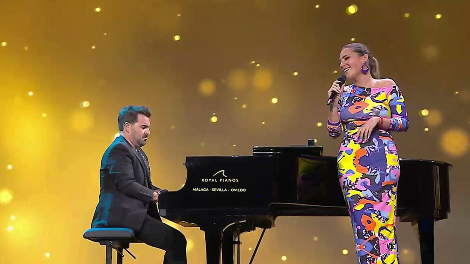 Laura canta Alba y Soy Afortunado un homenaje a  Manuel Díaz y su hija