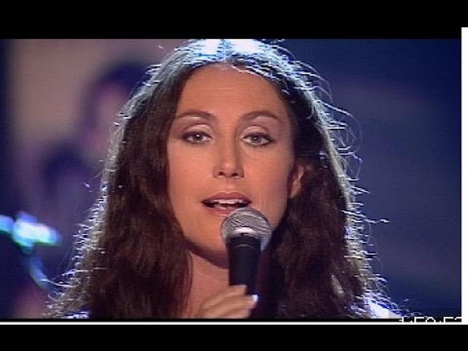 Clara Montes canta "La mirada violeta"