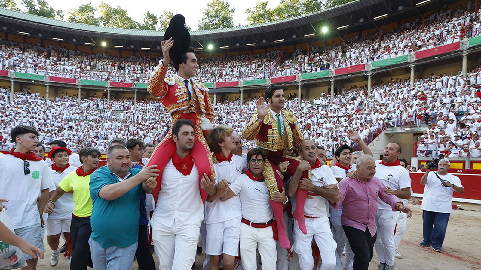 Morante de la Puebla sale por la Puerta del Encierro