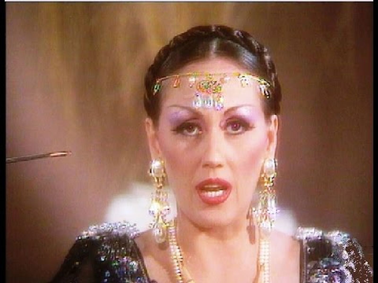 La Sara Montiel de Carmen Abenza canta "Fumar es un placer"