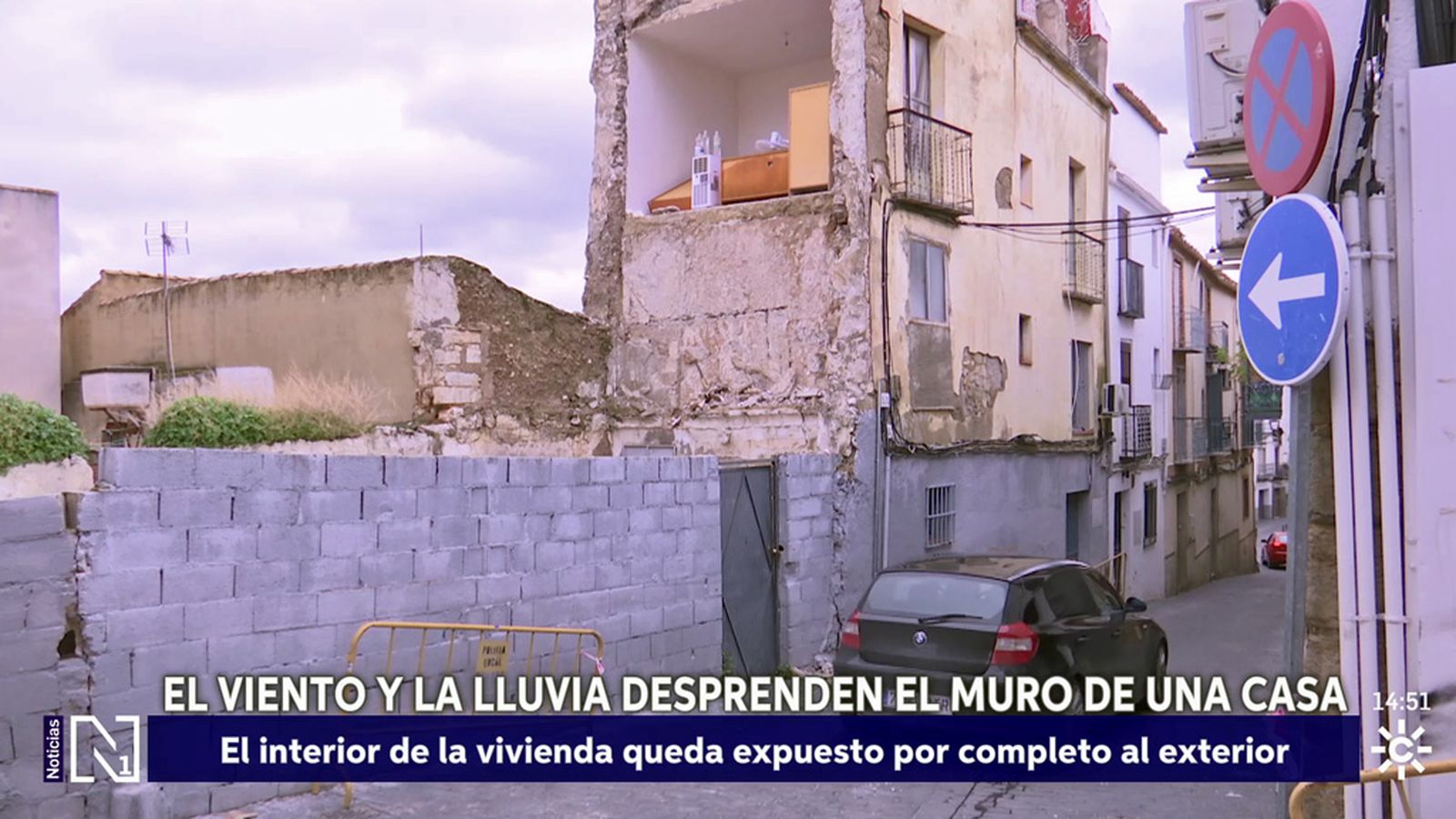 La lluvia y el viento provocan la caída de la pared de una vivienda en Jaén