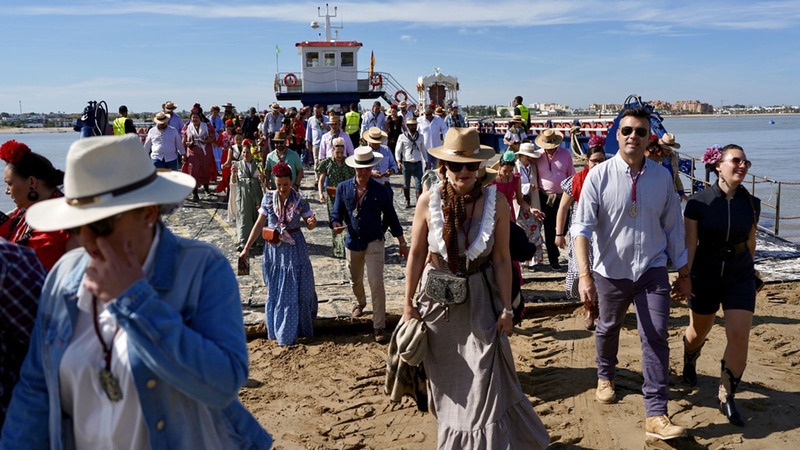 Nueve hermandades cruzan el Guadalquivir por Sanlúcar camino del Rocío