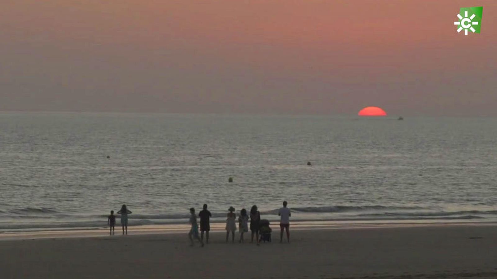 La deslumbrante puesta del sol desde la playa de La Barrosa, en Chiclana