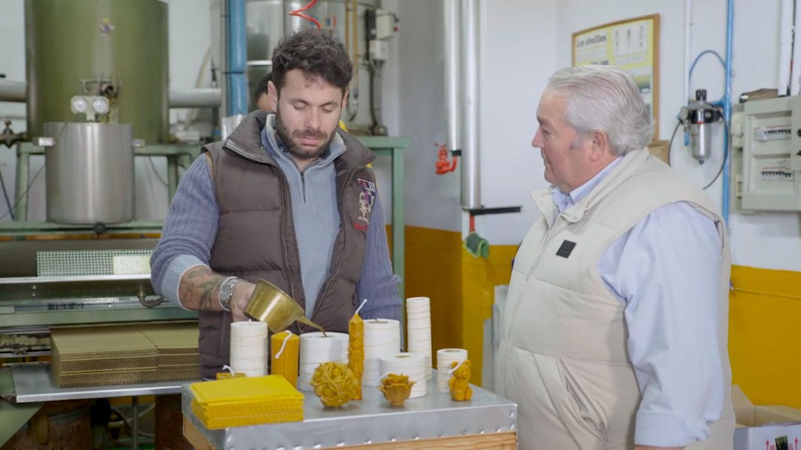 Elaboramos velas con cera de abeja en Écija
