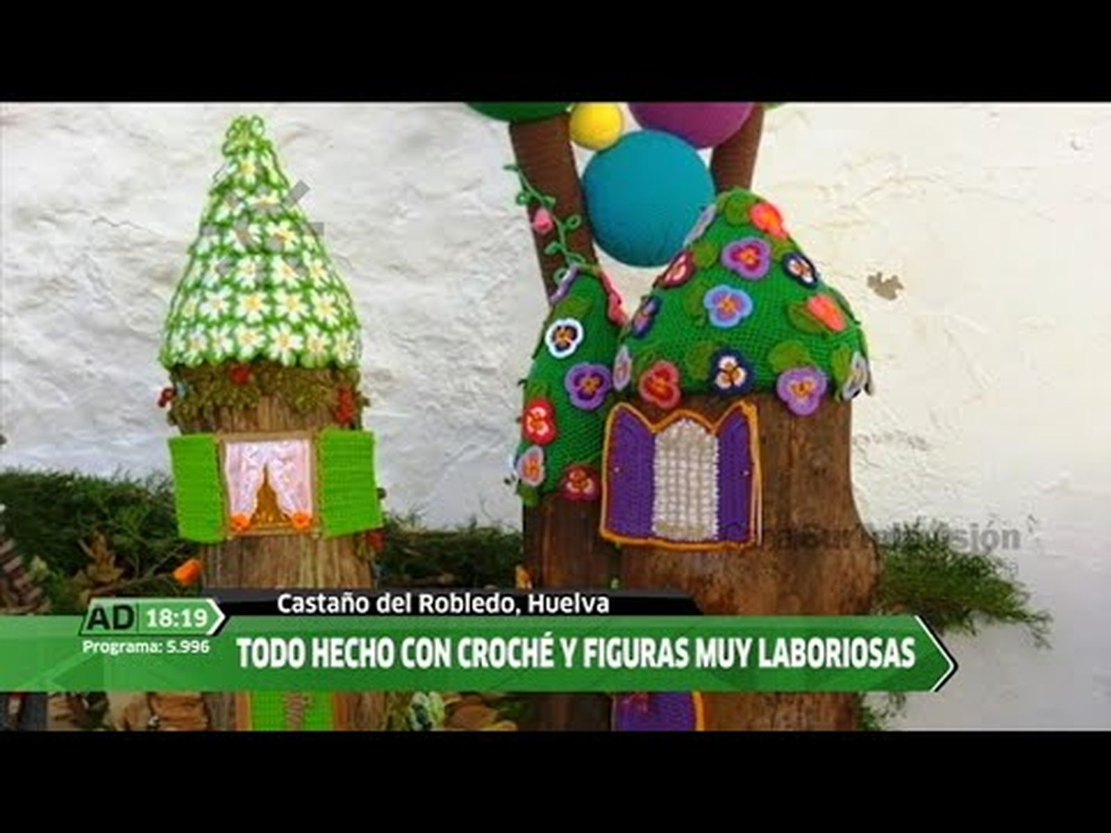 Castaño del Robledo con adornos de ganchillo en Navidad