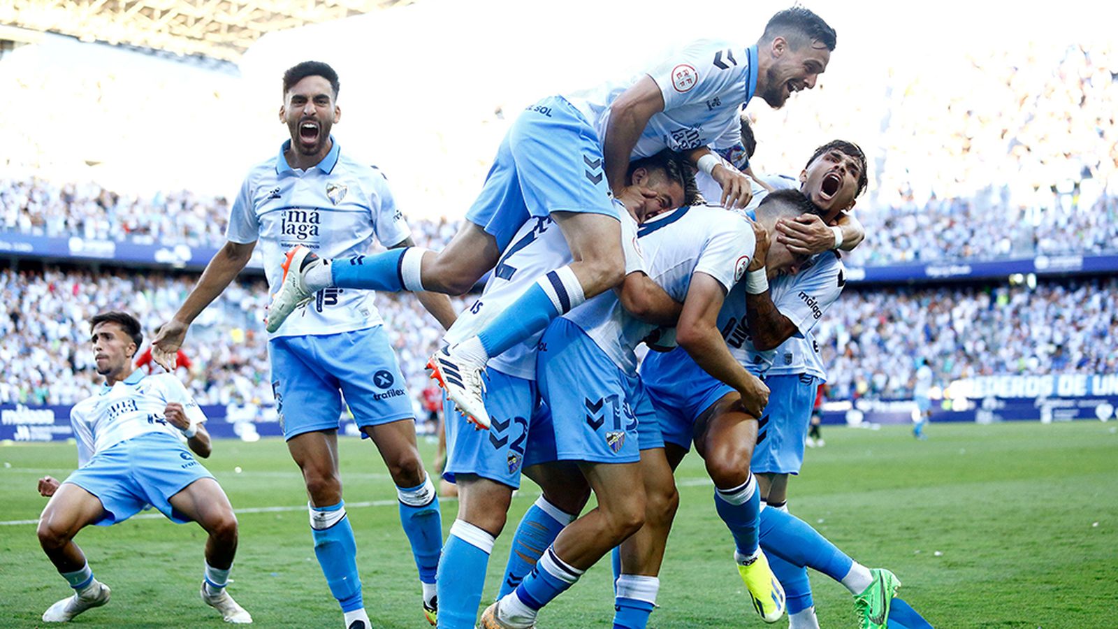 Los jugadores del Málaga celebran la victoria