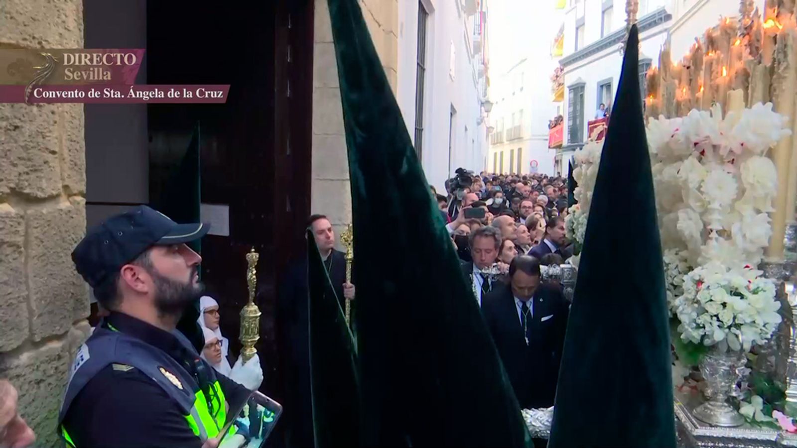 Las hermanitas de la Cruz le cantan en la puerta del convento a la Esperanza Macarena