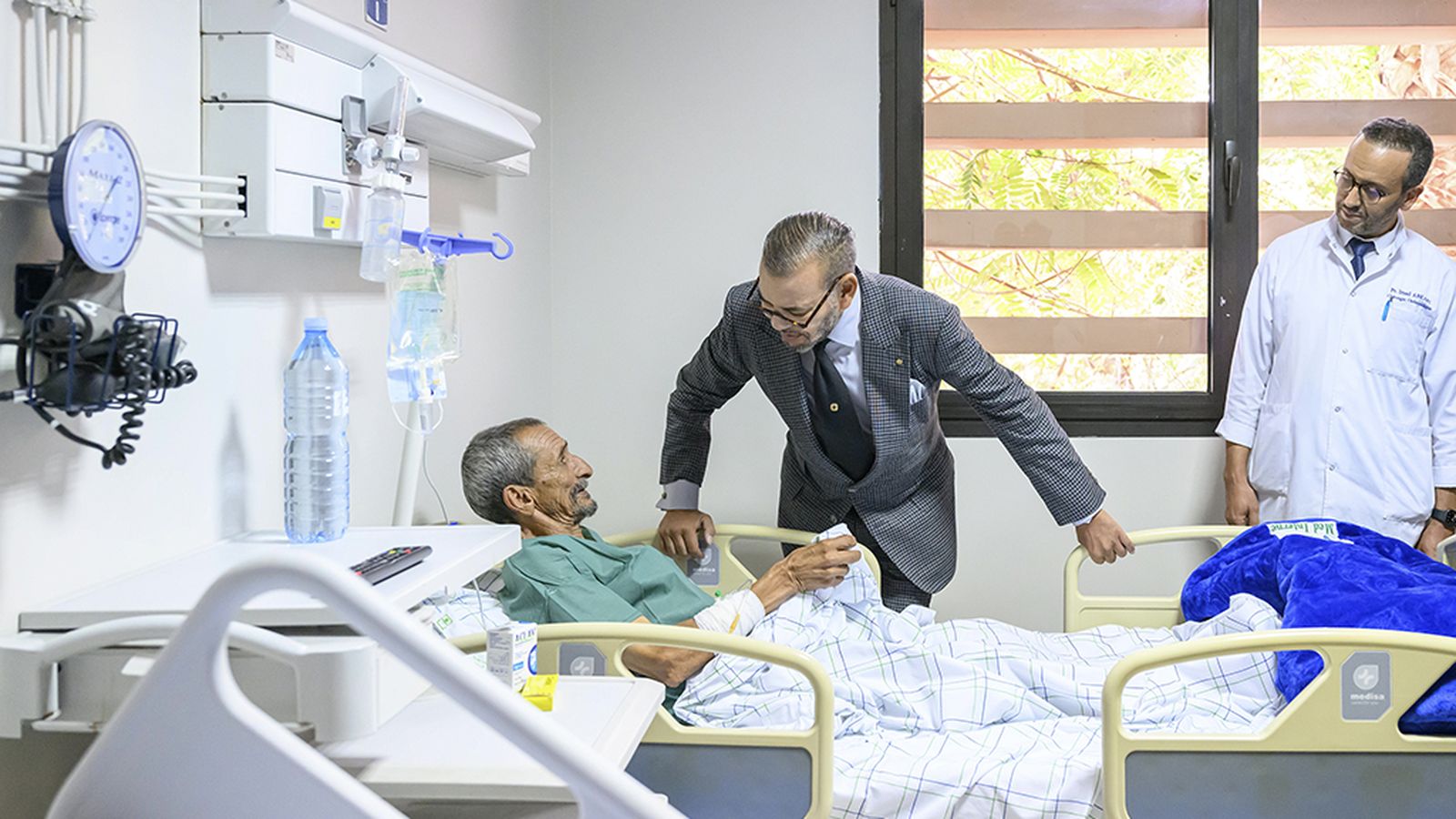 Foto rey de Marruecos con los heridos