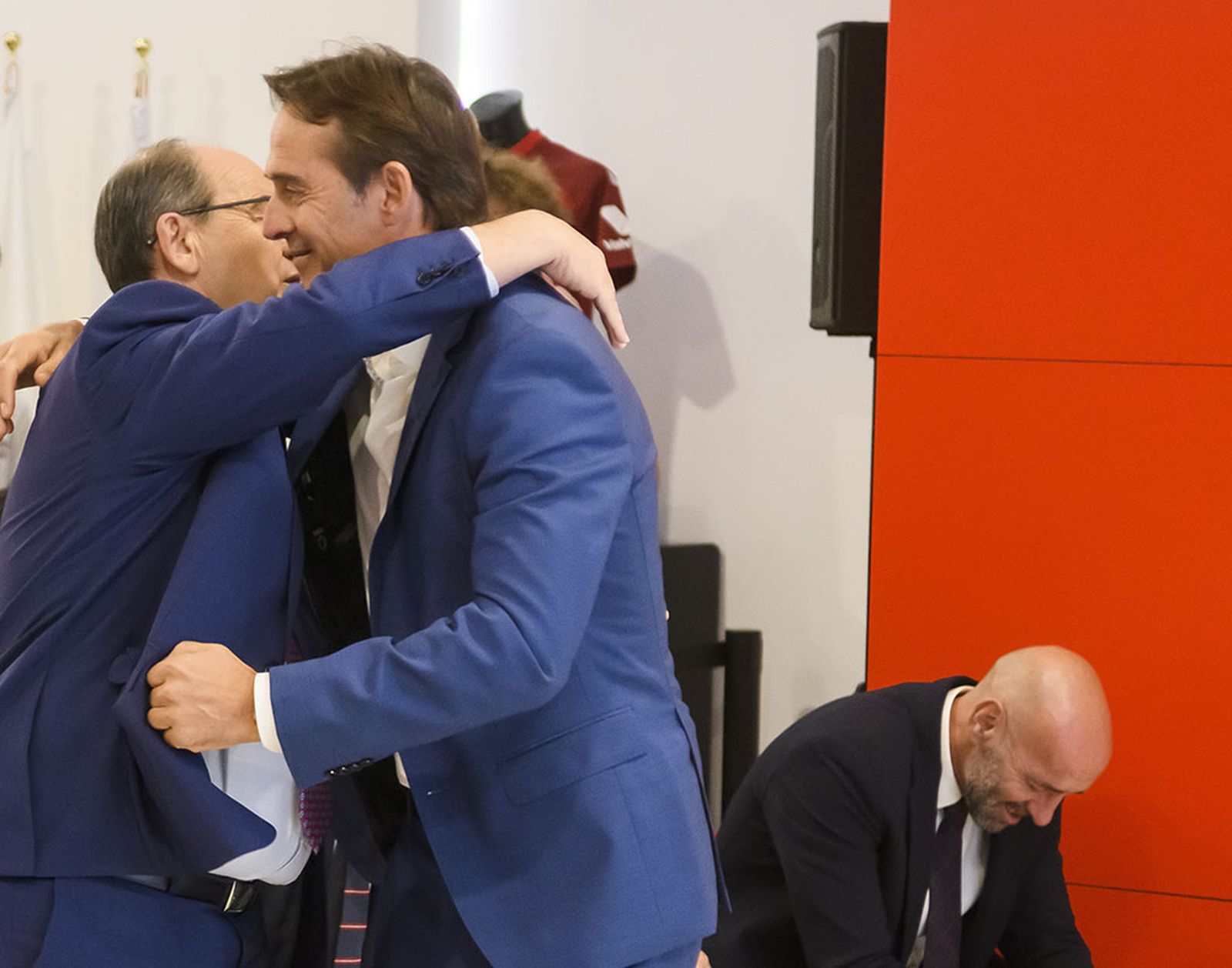 Abrazo de Lopetegui con el presidente del Sevilla