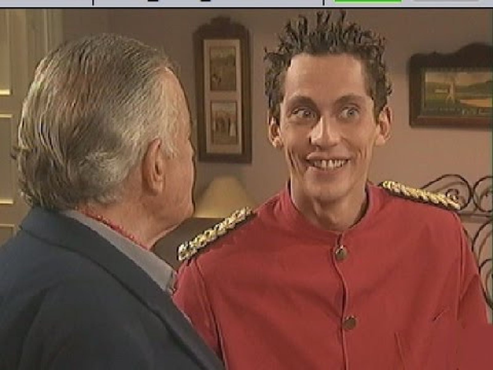 Paco León, el recepcionista con mejor humor de "Castillos en el aire"