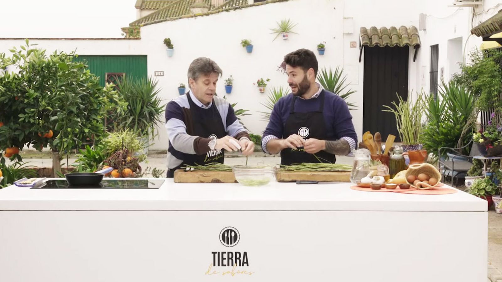 Espárragos 'esparragaos' y pavo a la naranja, dos recetas con sabor a Peñaflor
