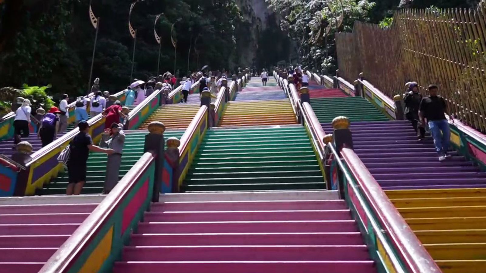 Con Germán Olivares subimos los 247 escalones que llevan a las Cuevas de Batu