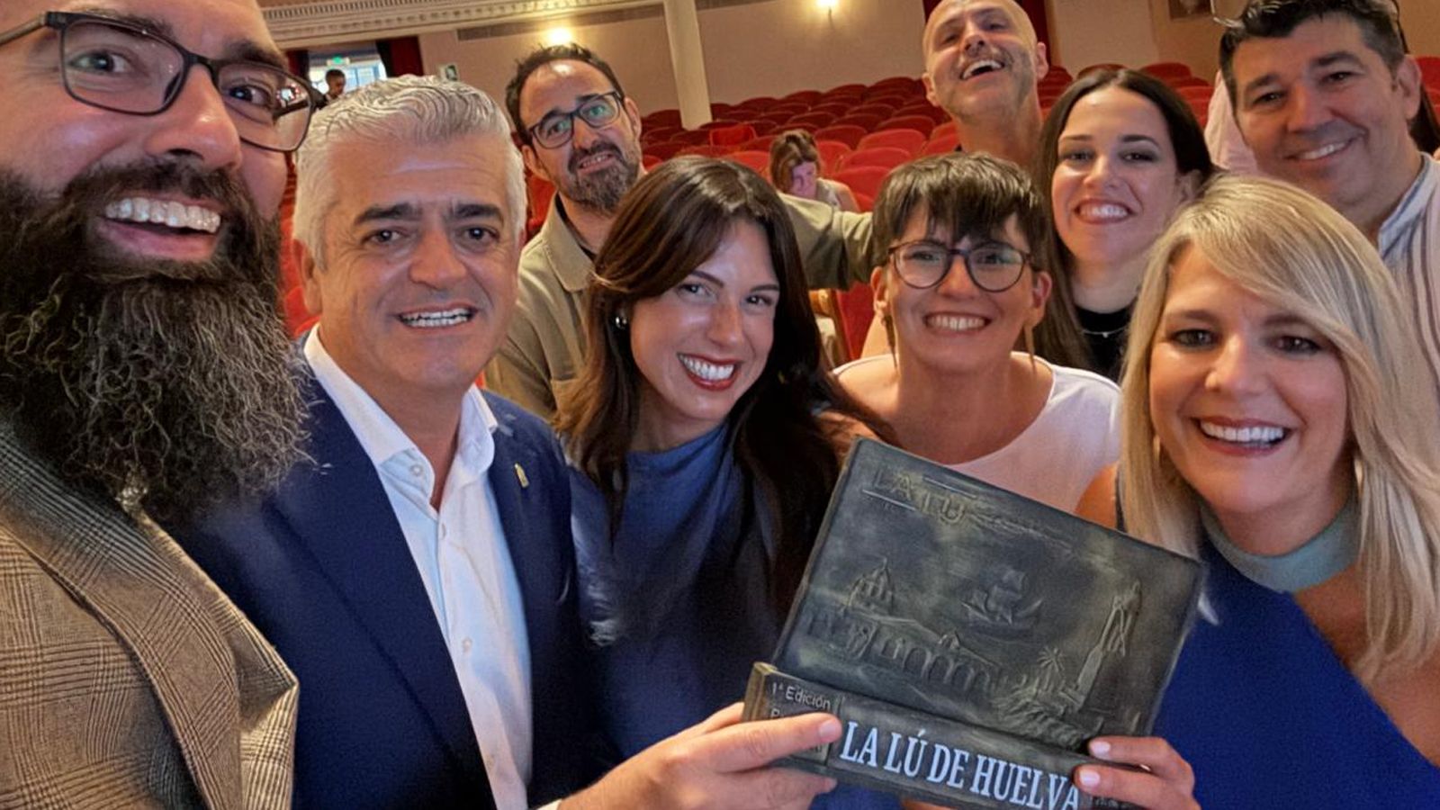Componentes de AD celebran el Premio en el Gran Teatro de Huelva