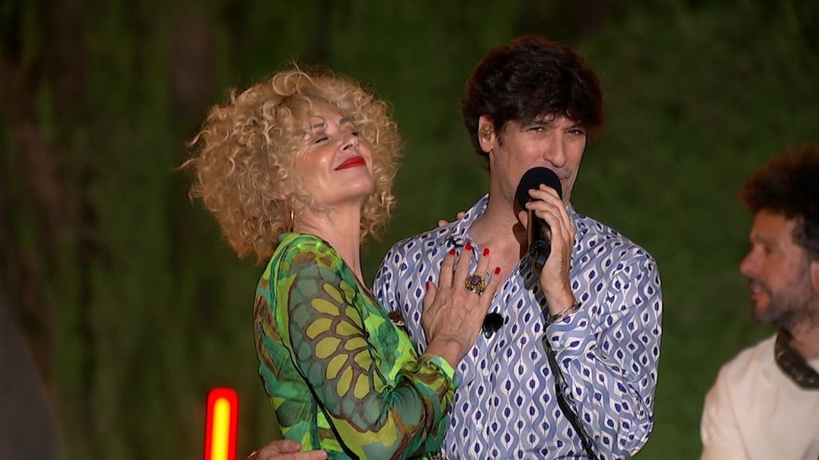 Manuel Lombo dedica 'Volver, volver' a Esther Arroyo en el estreno del programa