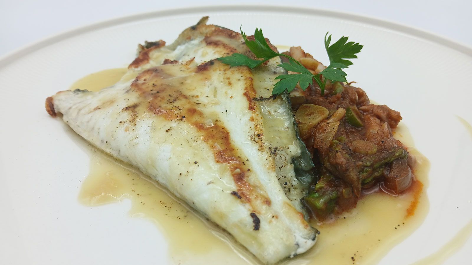 "Cómetelo", corvina en salsa con guisillo marinero