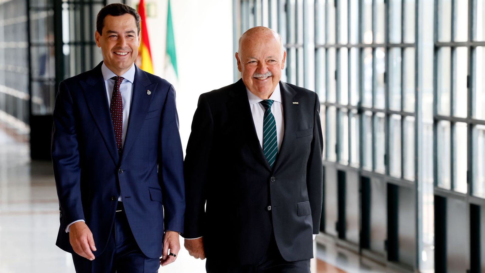Juanma Moreno y Jesús Aguirre en el Parlamento, este martes 23 de junio