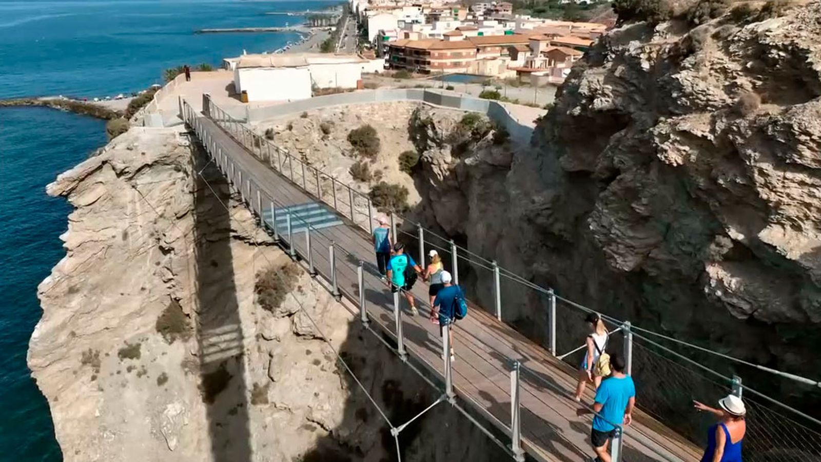 La pasarela colgante de Jolúcar, un paseo sobre el Mediterráneo