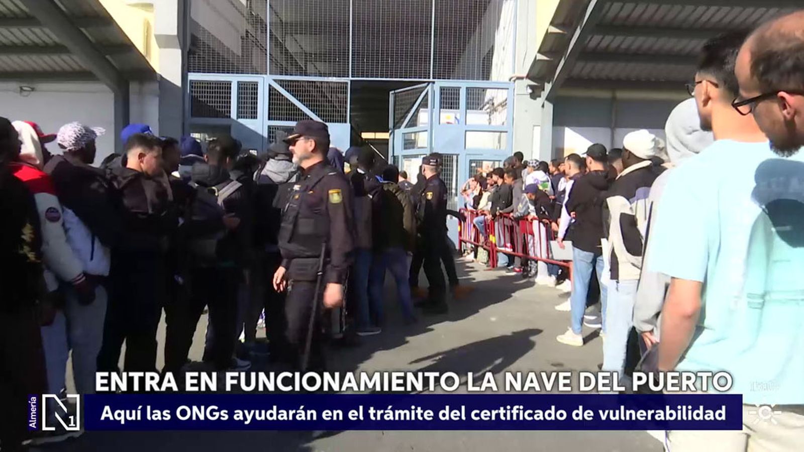 Habilitan una nave del Puerto de Almería para atender a la regularización de inmigrantes