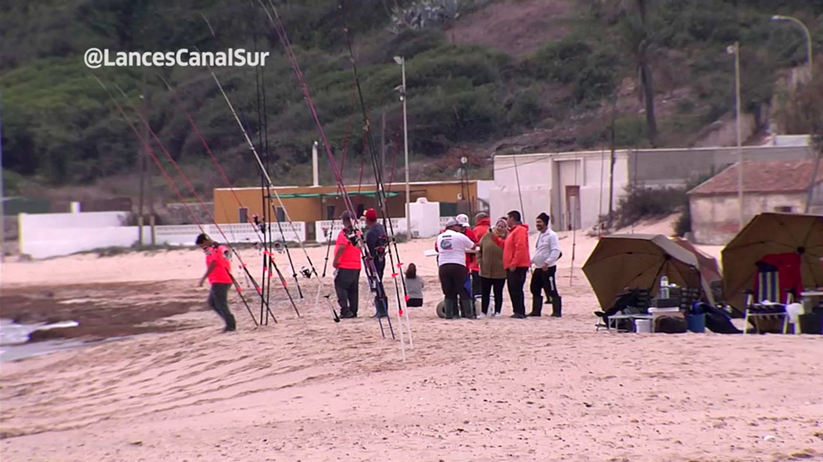 Quedada de youtubers de surf casting en la playa algecireña de Getares