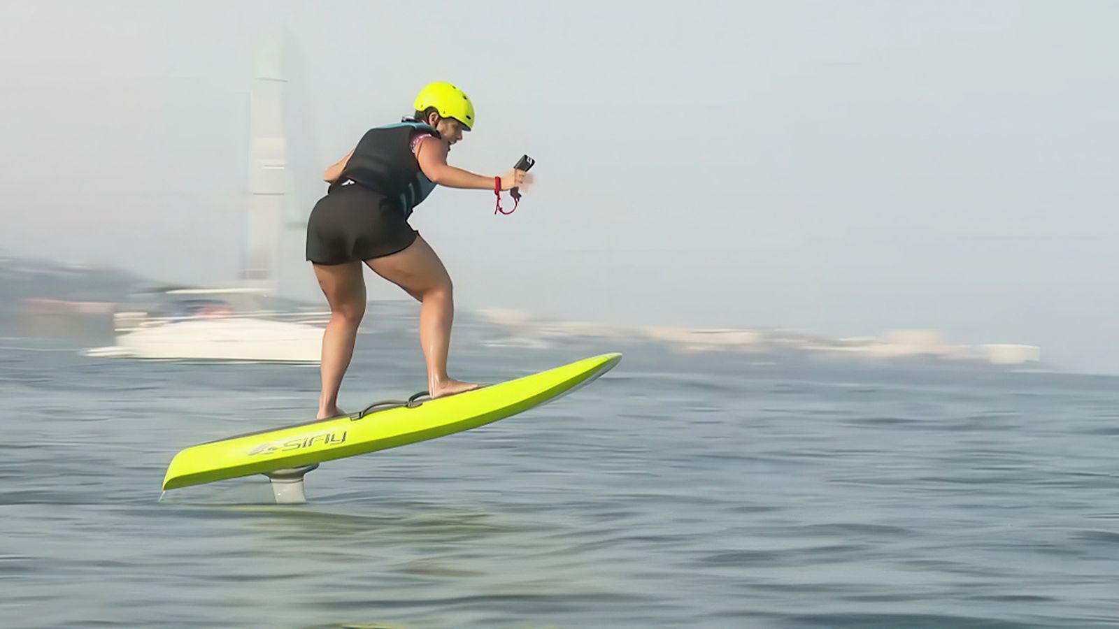 Luisa Chamizo recorre la costa de Fuengirola en tabla de surf voladora