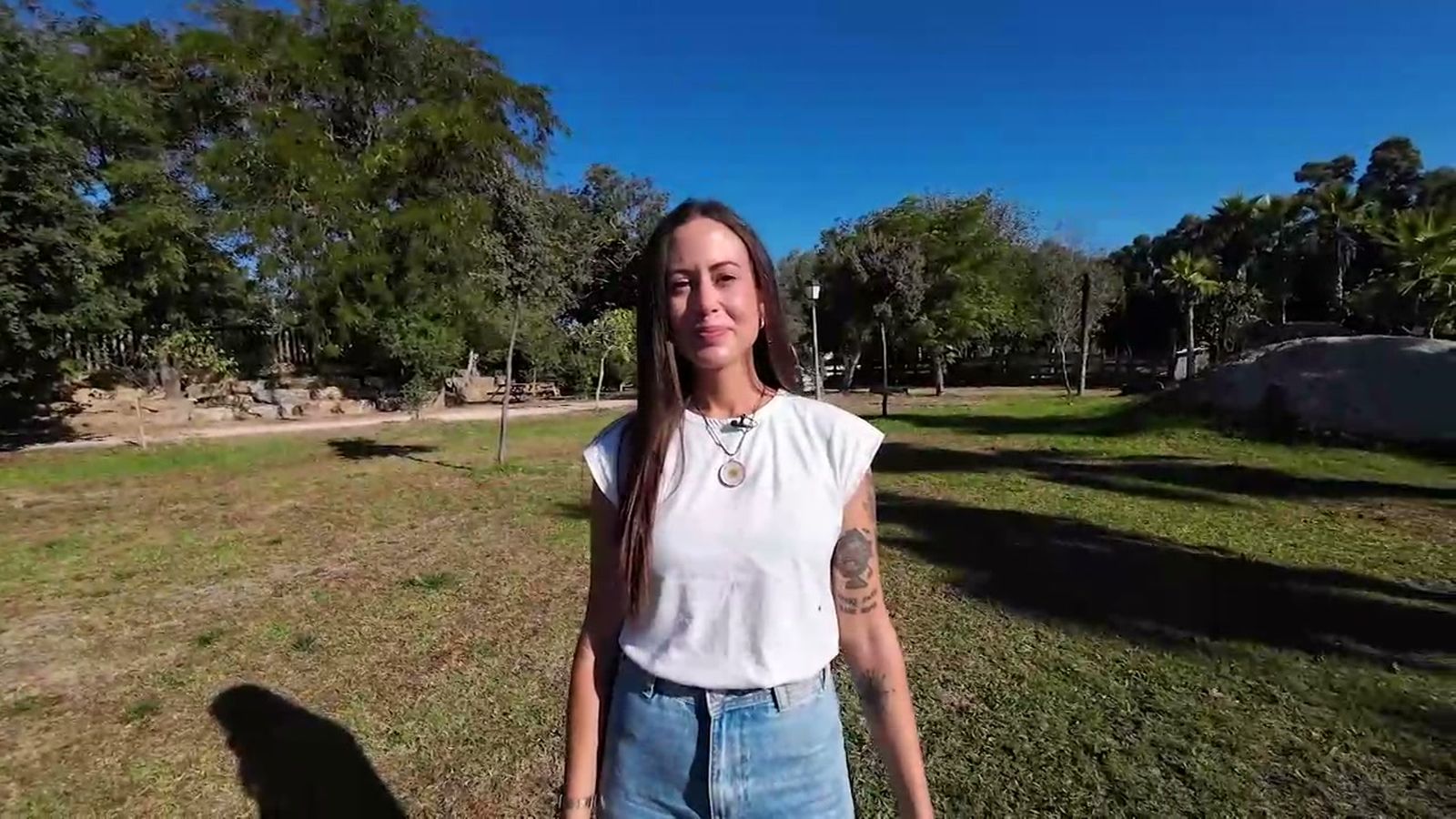 Trabaja como guía turística de apicultura en una cooperativa de miel en Cuartillos