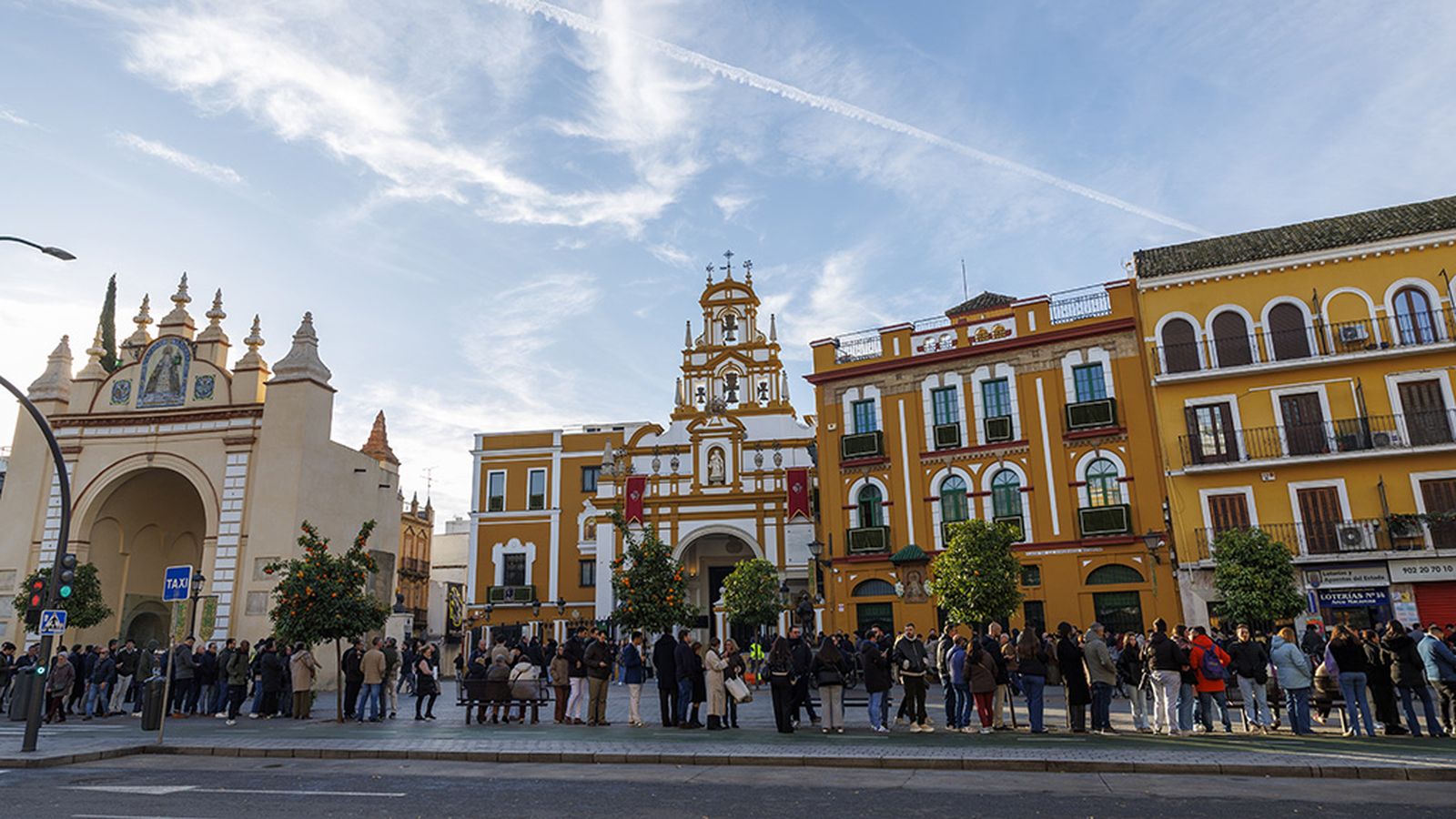 Colas en la Macarena tras la restauración