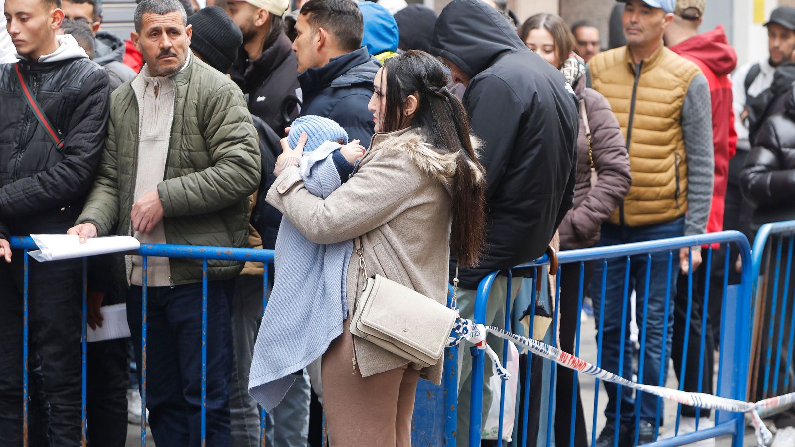 Colas en los consulados para el proceso de regularización