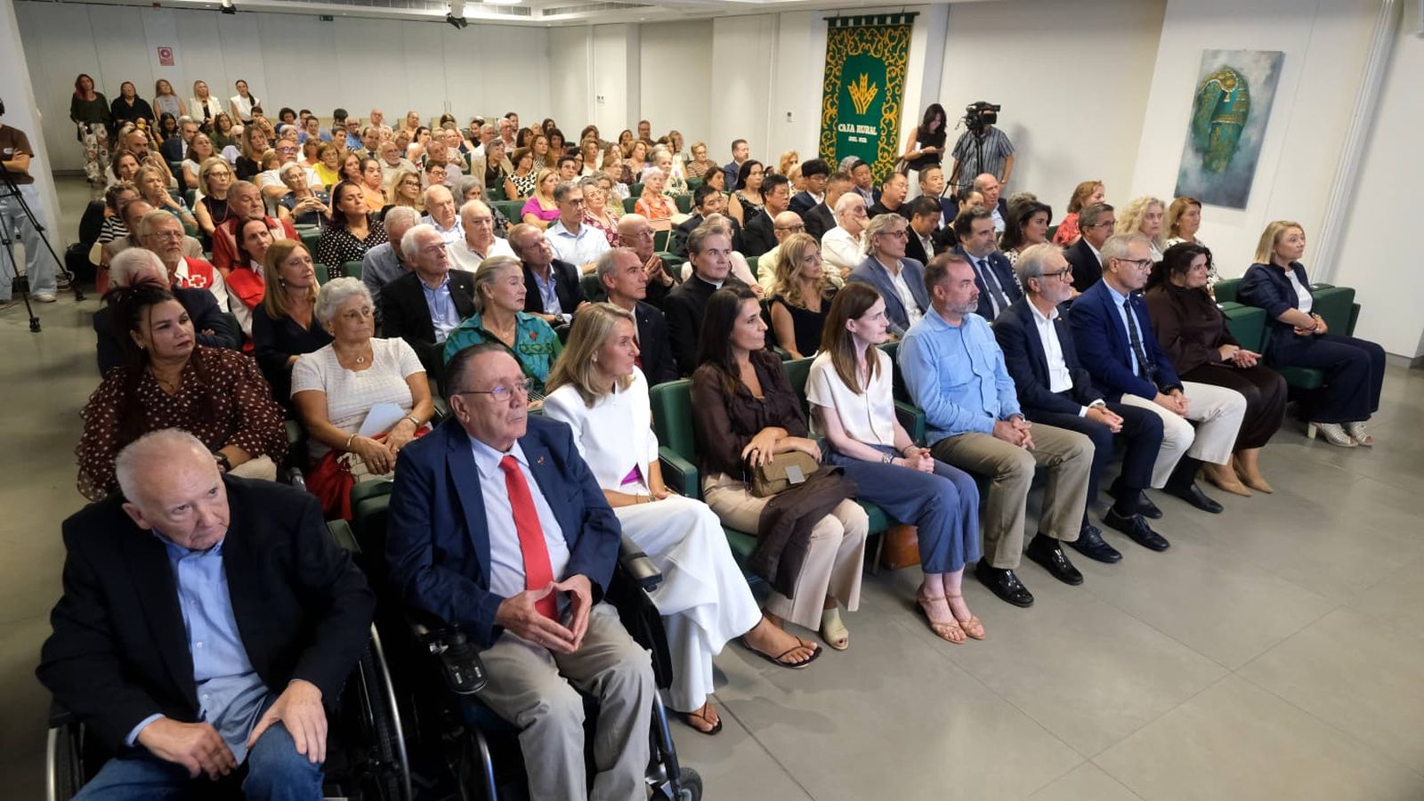 El público asistente abarrotó la sala