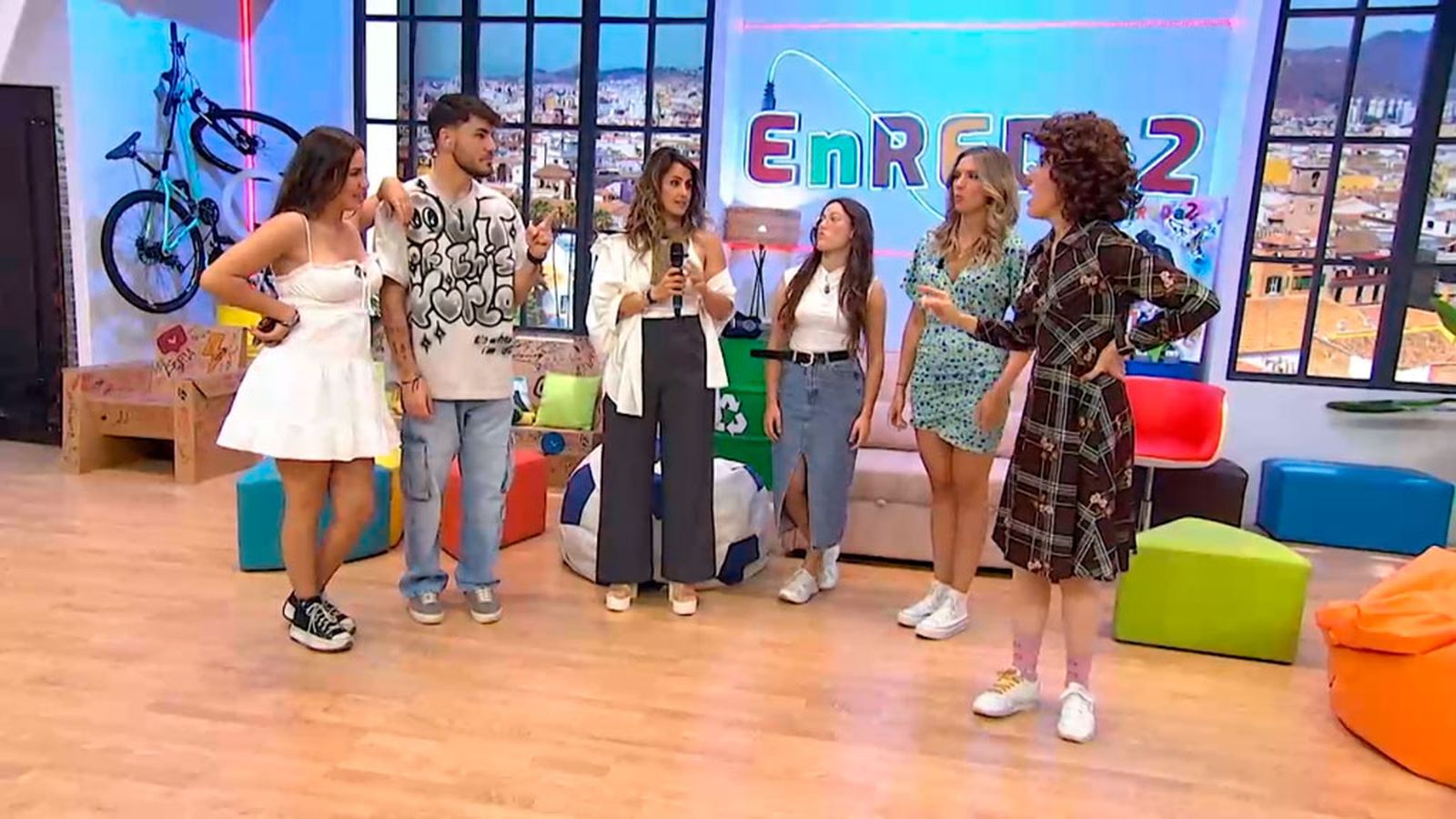 Barei nos interpreta su último éxito 'Me la lías'