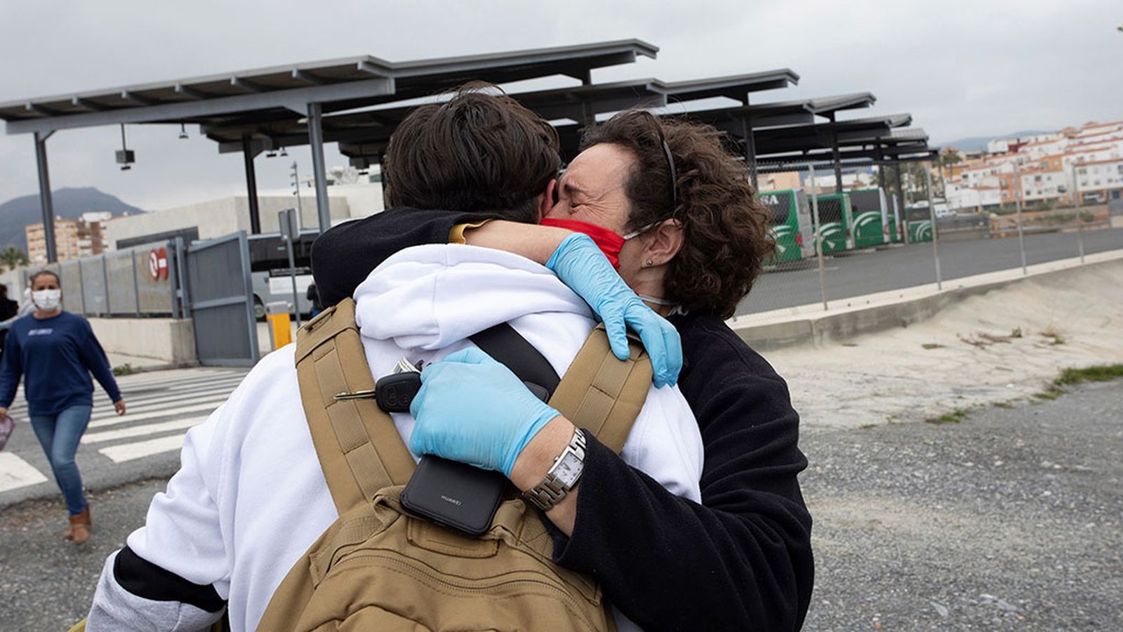 Abrazo estudiante Erasmus madre Motril