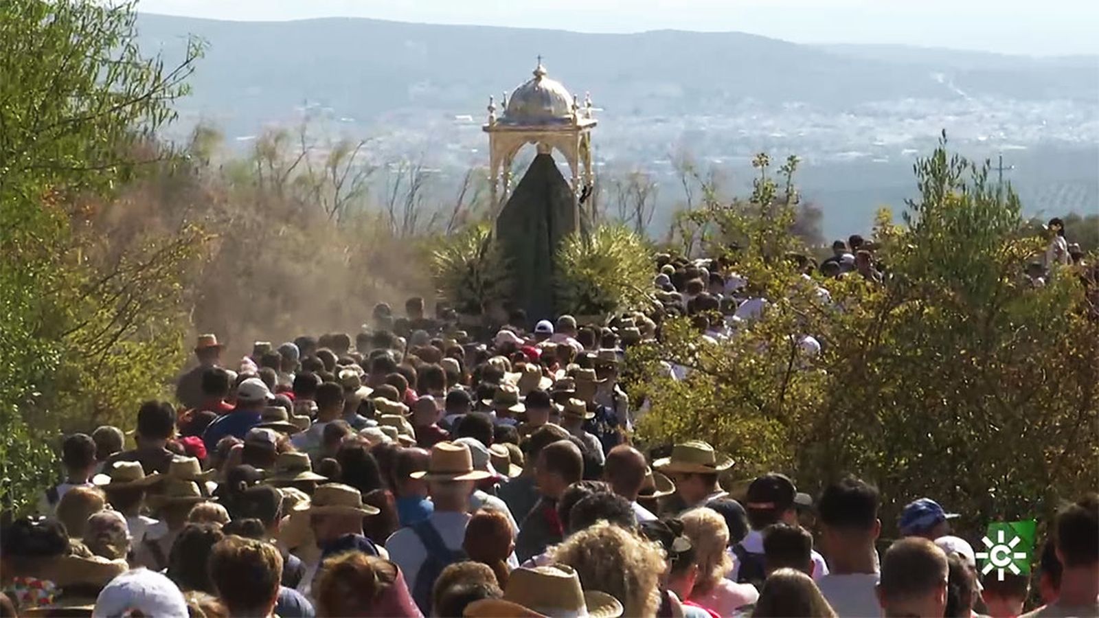 Participamos en la impresionante 'Bajá' de la Virgen de la Sierra de Cabra