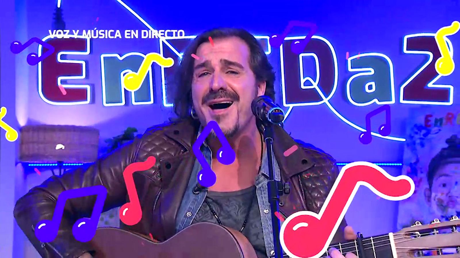 Nolasco canta en directo y acústico Mi historia entre tus dedos