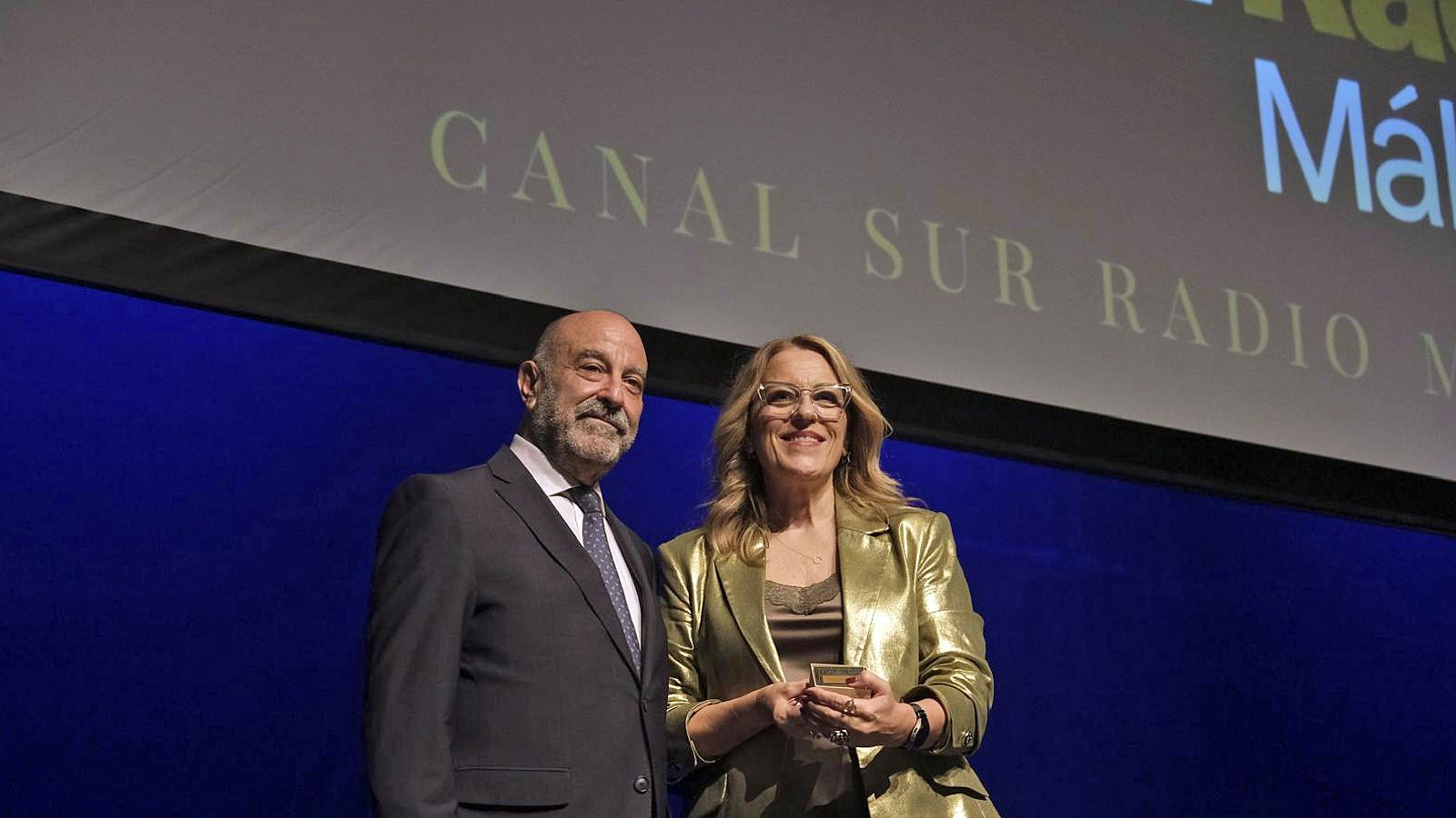 Montse Naharro, directora de RTVA en Málaga, recogiendo el Premio a Canal Sur Radio