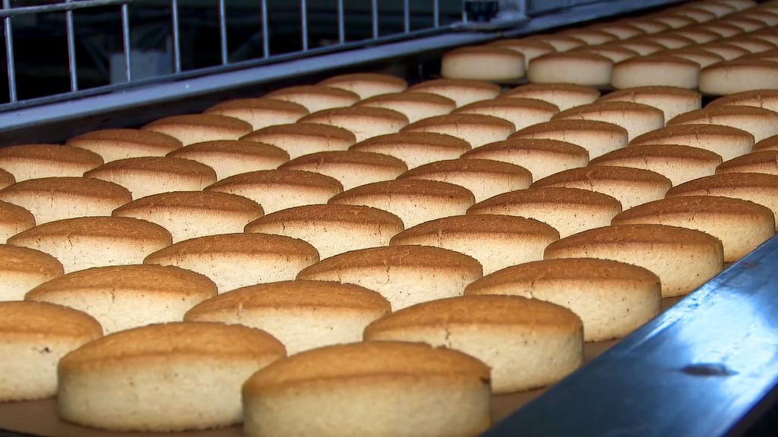 Sanlúcar inunda de aroma a polvorones: la saga de Juan Jiménez arrasa en Navidad desde 1961