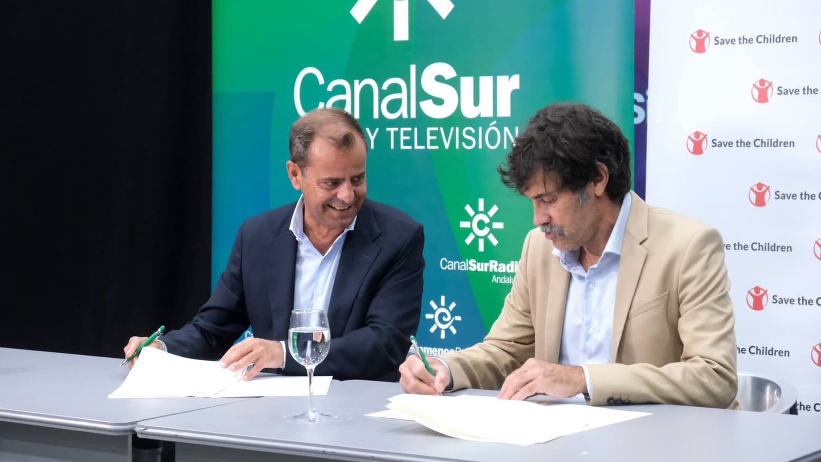 Juande Mellado y Javier Cuenca durante la firma del convenio.
