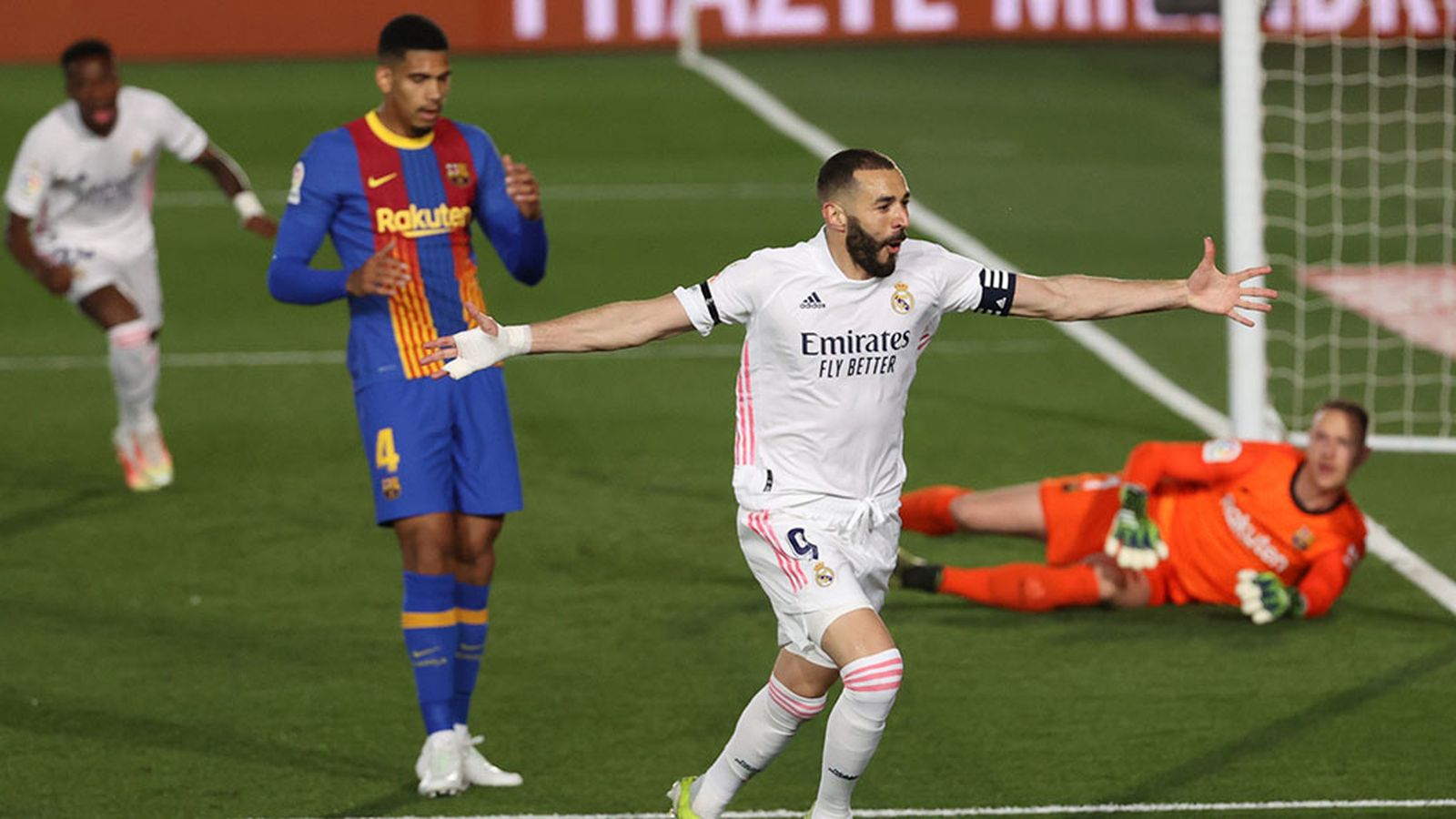 Gol de Benezema ante el Barcelona