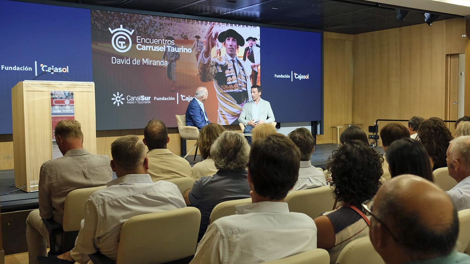La sala Antonio Machado de la Fundación Cajasol de Sevilla presentó un lleno absoluto