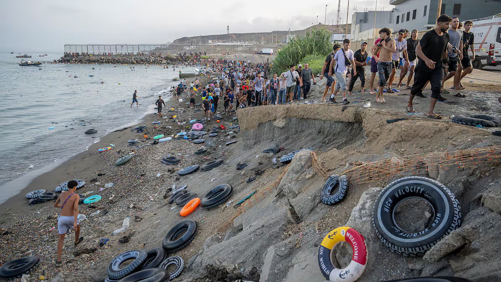 Entrada masiva de migrantes en Ceuta en 2026.