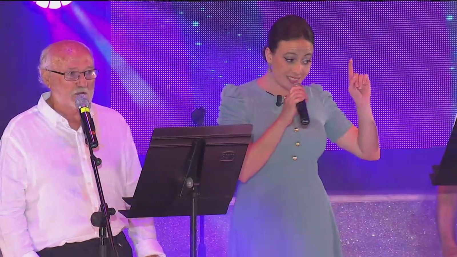 María Villalón sorprende a Baltasar Sánchez cantando él y su orquesta "Los Intocables"