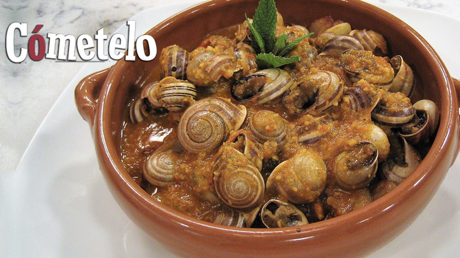 Cometelo cabrillas en salsa picante con almendras